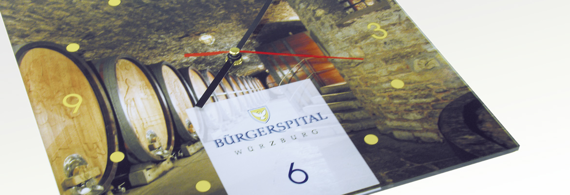 Contento Digitaldrucklösungen: Direktdruck auf Glas Wanduhr